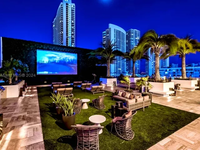 2-bedroom condo for sale in Hollywood - 4010 S Ocean Dr R703 - MondialRealty