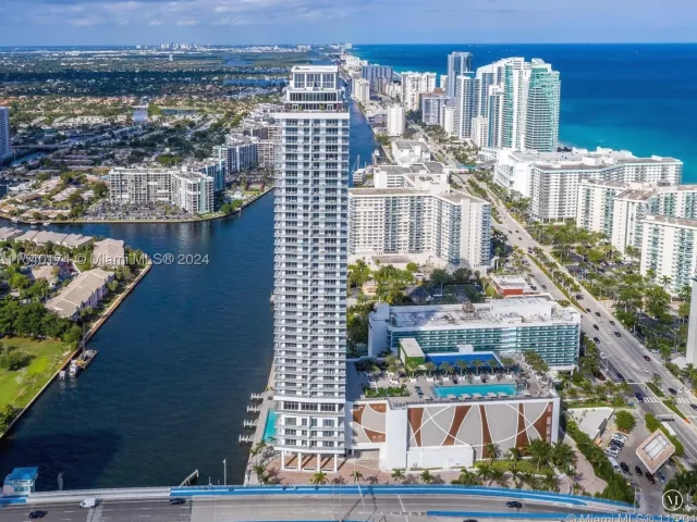 2-bedroom condo for sale in Hollywood - 4010 S Ocean Dr R703 - MondialRealty