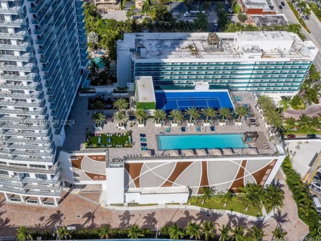 2-bedroom condo for sale in Hollywood - 4010 S Ocean Dr R703 - MondialRealty