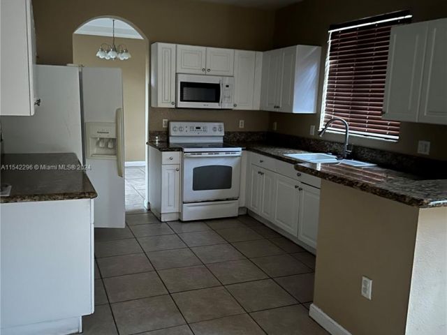 Home for rent at 1402 NE 40th Ave 0 - photo 5069729