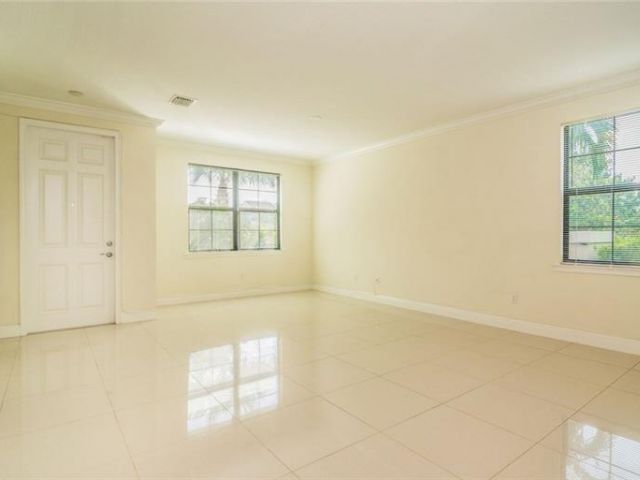Home for rent at 2727 NE 14th Street Cswy 116 - photo 5079494