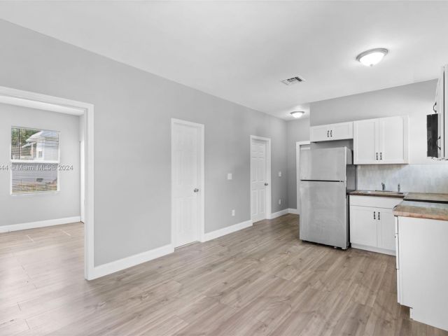 Home for rent at 842 SW 3rd St 846 - photo 5073892