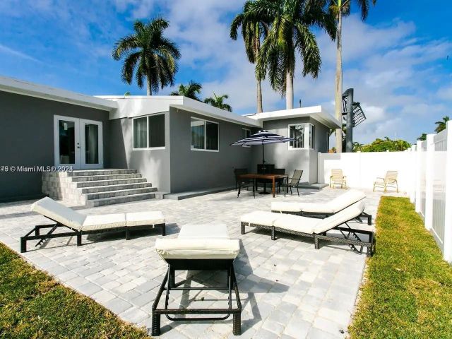 Home for sale at 800 Hollywood Blvd - photo 5081842