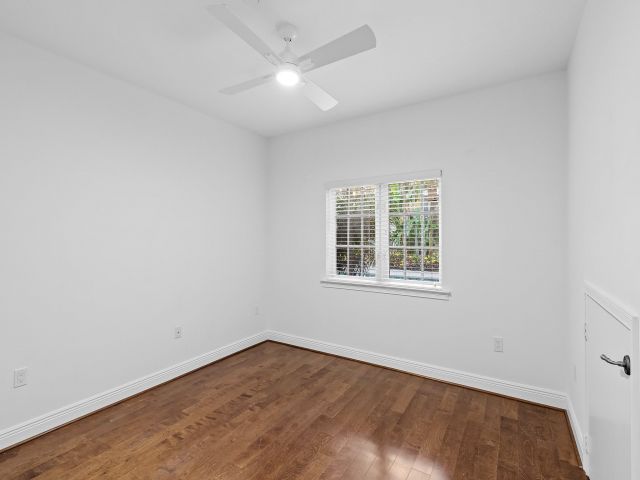 Home for rent at 504 SE 7th St 203 - photo 5084191