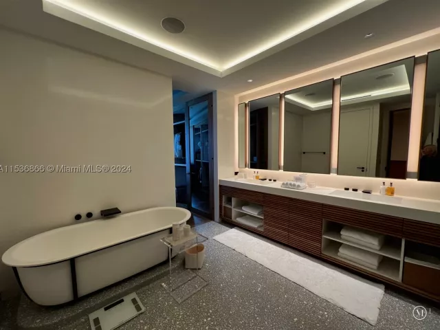 3-bedroom condo for sale in Sunny Isles Beach - 18555 Collins Ave 3501 - MondialRealty