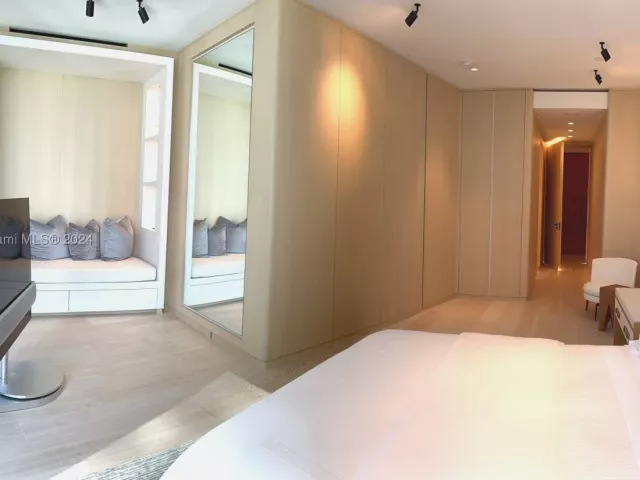 3-bedroom condo for sale in Sunny Isles Beach - 18555 Collins Ave 3501 - MondialRealty