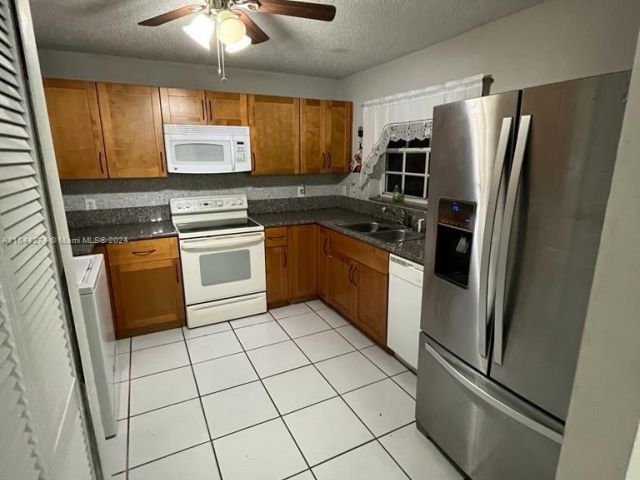 Home for rent at 13545 SW 62nd St 160 - photo 5092274
