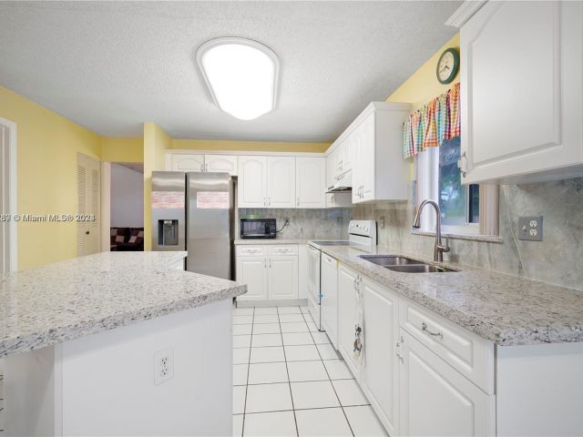 Home for rent at 930 SW 88th Way 930 - photo 5087948