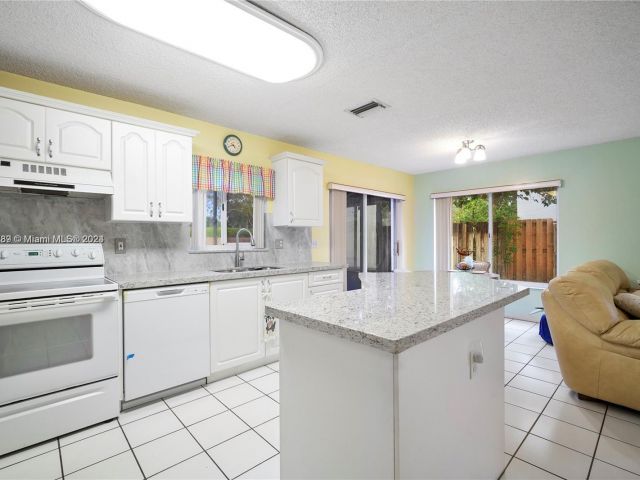 Home for rent at 930 SW 88th Way 930 - photo 5087949