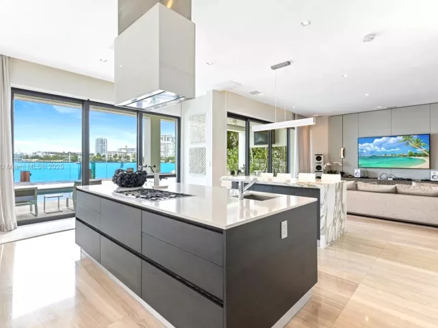 8-bedroom home for rent in Miami Beach - 401 E Rivo Alto Dr - MondialRealty