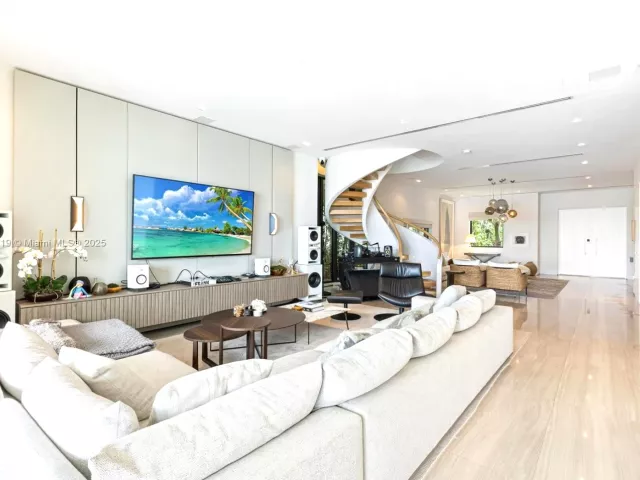 8-bedroom home for rent in Miami Beach - 401 E Rivo Alto Dr - MondialRealty