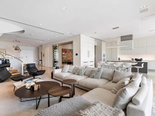 8-bedroom home for rent in Miami Beach - 401 E Rivo Alto Dr - MondialRealty