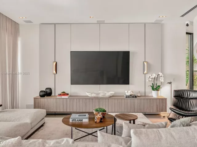 8-bedroom home for rent in Miami Beach - 401 E Rivo Alto Dr - MondialRealty