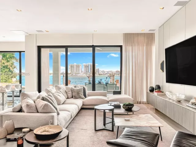 8-bedroom home for rent in Miami Beach - 401 E Rivo Alto Dr - MondialRealty