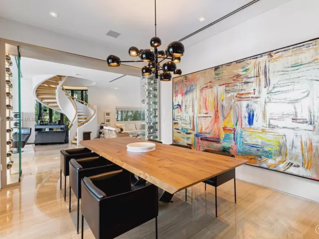 8-bedroom home for rent in Miami Beach - 401 E Rivo Alto Dr - MondialRealty