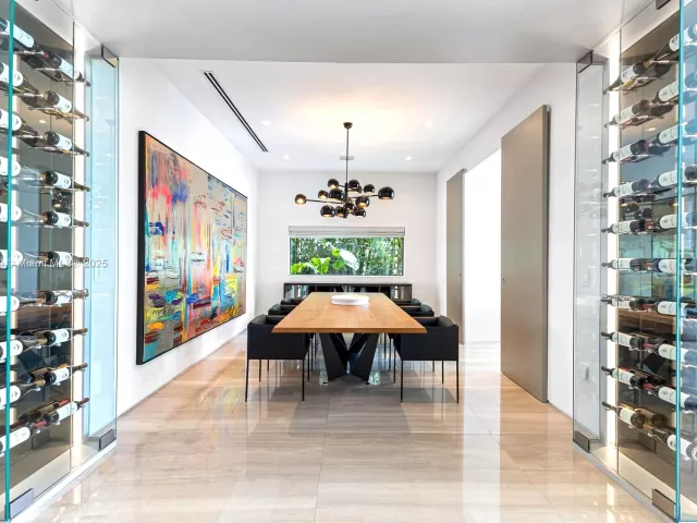 8-bedroom home for rent in Miami Beach - 401 E Rivo Alto Dr - MondialRealty