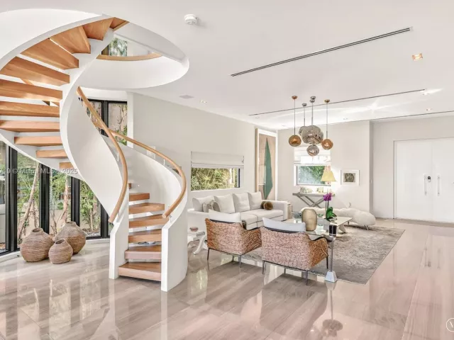 8-bedroom home for rent in Miami Beach - 401 E Rivo Alto Dr - MondialRealty