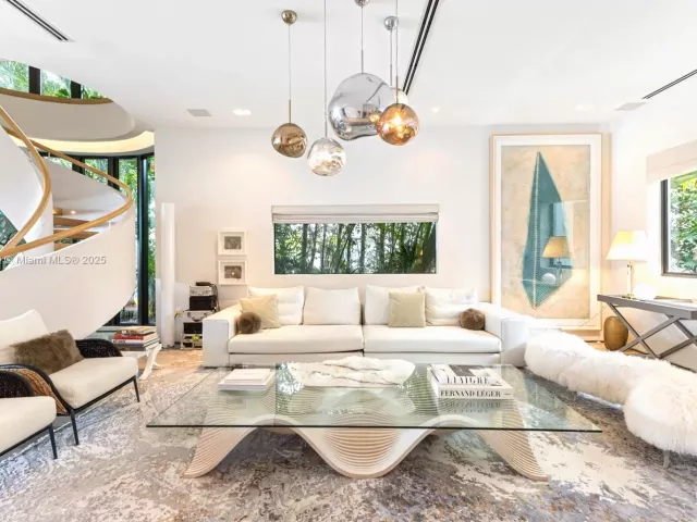 8-bedroom home for rent in Miami Beach - 401 E Rivo Alto Dr - MondialRealty