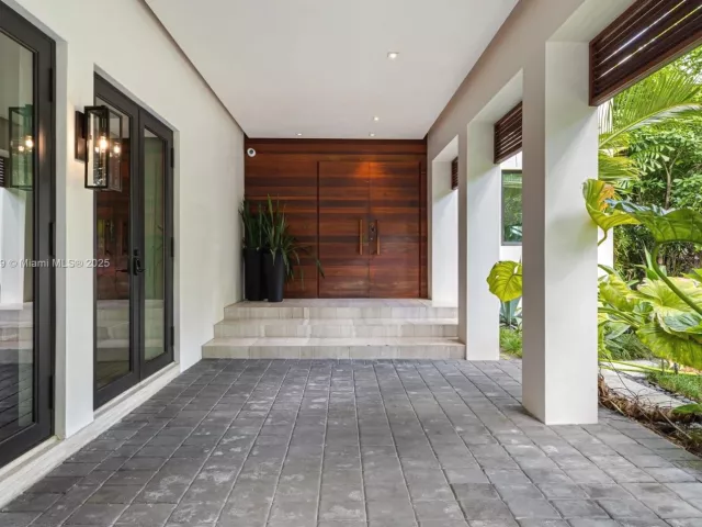 8-bedroom home for rent in Miami Beach - 401 E Rivo Alto Dr - MondialRealty