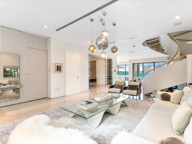 8-bedroom home for rent in Miami Beach - 401 E Rivo Alto Dr - MondialRealty