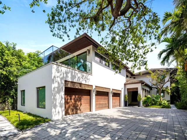 8-bedroom home for rent in Miami Beach - 401 E Rivo Alto Dr - MondialRealty