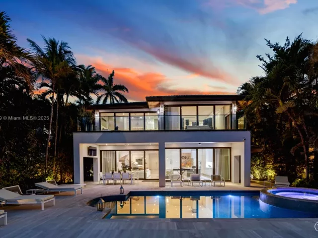 8-bedroom home for rent in Miami Beach - 401 E Rivo Alto Dr - MondialRealty