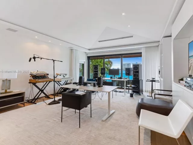 8-bedroom home for rent in Miami Beach - 401 E Rivo Alto Dr - MondialRealty