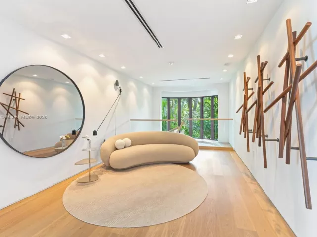 8-bedroom home for rent in Miami Beach - 401 E Rivo Alto Dr - MondialRealty