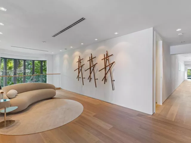 8-bedroom home for rent in Miami Beach - 401 E Rivo Alto Dr - MondialRealty