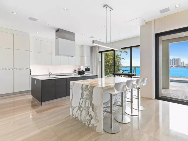 8-bedroom home for rent in Miami Beach - 401 E Rivo Alto Dr - MondialRealty