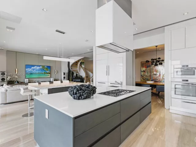 8-bedroom home for rent in Miami Beach - 401 E Rivo Alto Dr - MondialRealty