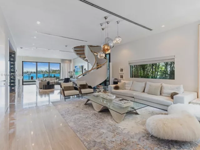 8-bedroom home for rent in Miami Beach - 401 E Rivo Alto Dr - MondialRealty