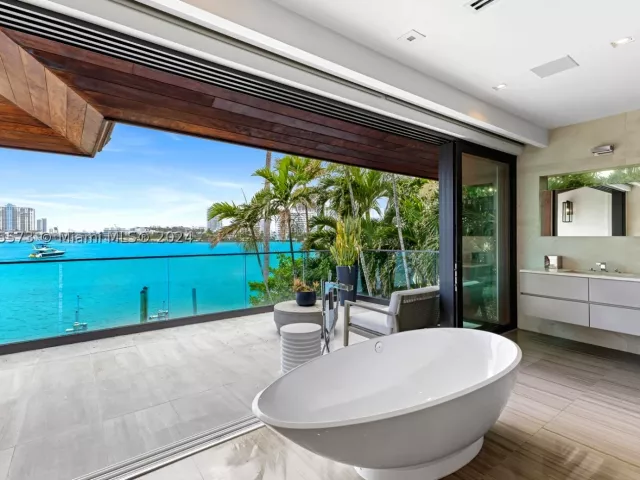 7-bedroom home for sale in Miami Beach - 401 E Rivo Alto Dr - MondialRealty