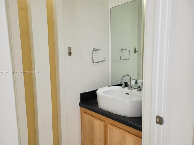 Home for rent at 2056 NE 167th St 3-121 - photo 5377349