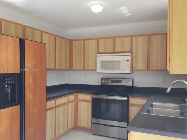 Home for rent at 2056 NE 167th St 3-121 - photo 5377353