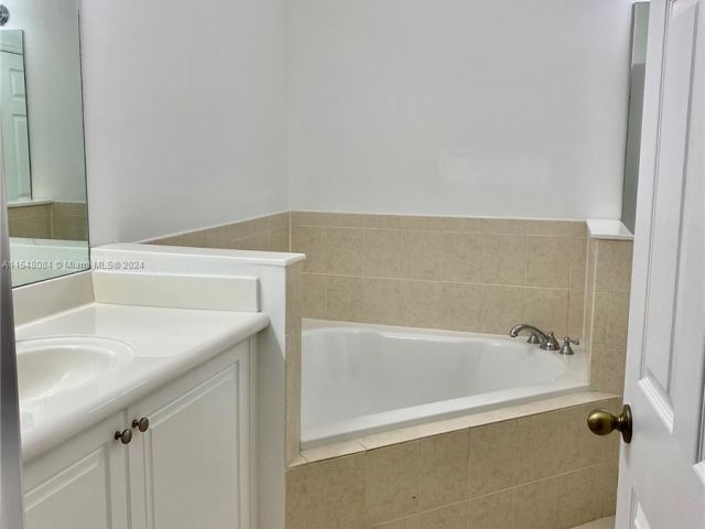 Home for rent at 10281 NW 32nd Ter 10281 - photo 5250507