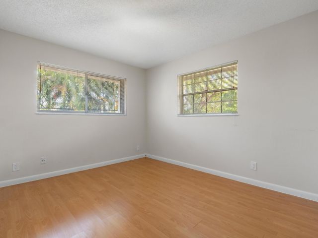 Home for rent at 620 NE 9th Ave 4 - photo 5145727