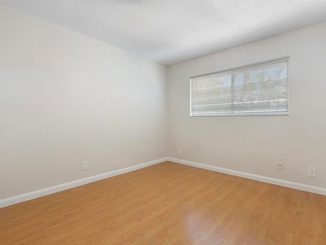 Home for rent at 620 NE 9th Ave 4 - photo 5145729