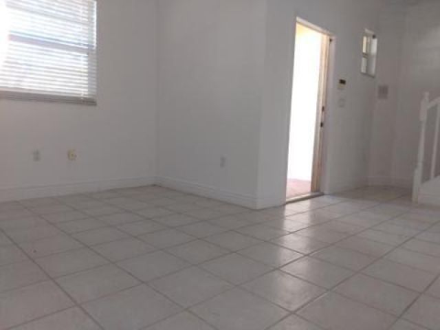 Home for rent at 3230 NE 6th St 6 - photo 5145112