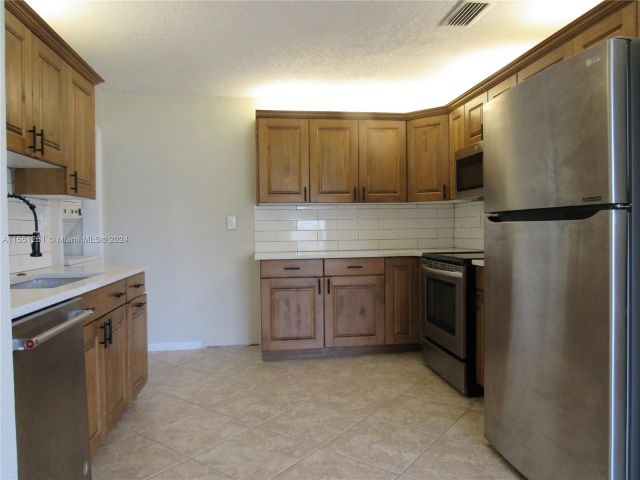 Home for rent at 381 NE 28th Ter - photo 5139916