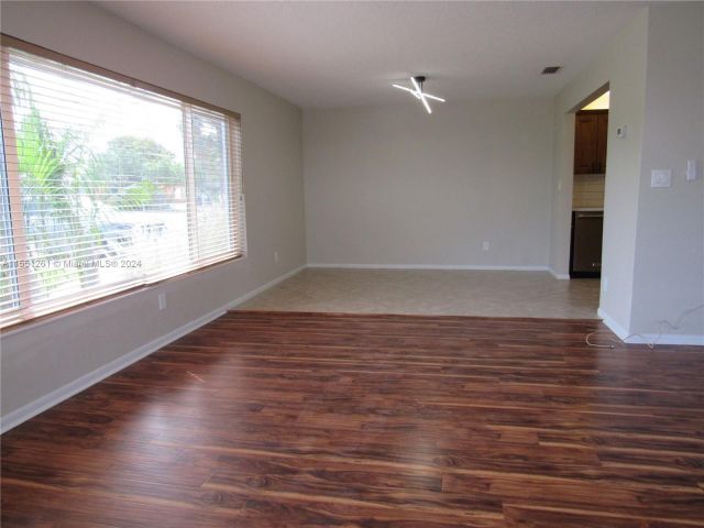 Home for rent at 381 NE 28th Ter - photo 5139922
