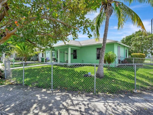 Home for sale at 1858 NW 1st Pl - photo 5142513