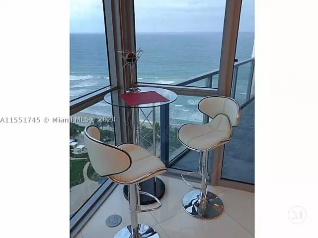 2-bedroom condo for rent in Hollywood - 3101 S OCEAN DR 2003 - MondialRealty