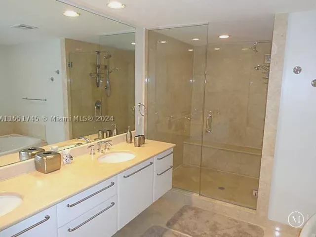 2-bedroom condo for rent in Hollywood - 3101 S OCEAN DR 2003 - MondialRealty