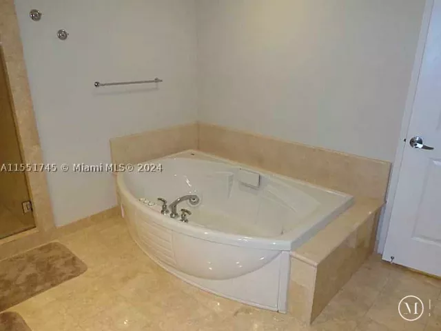 2-bedroom condo for rent in Hollywood - 3101 S OCEAN DR 2003 - MondialRealty