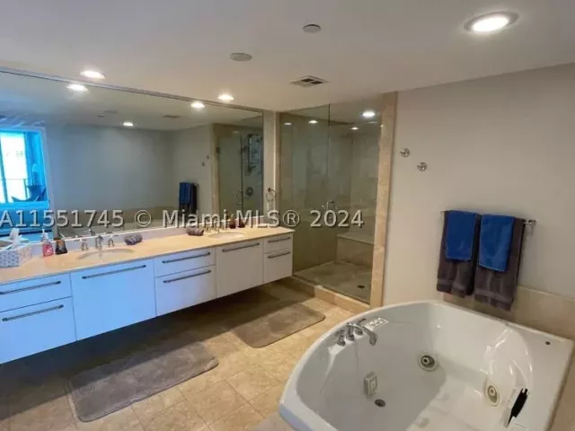 2-bedroom condo for rent in Hollywood - 3101 S OCEAN DR 2003 - MondialRealty