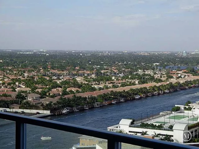 2-bedroom condo for rent in Hollywood - 3101 S OCEAN DR 2003 - MondialRealty