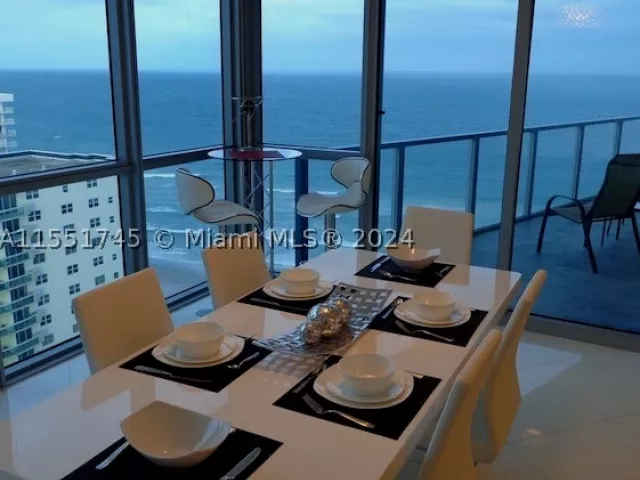 2-bedroom condo for rent in Hollywood - 3101 S OCEAN DR 2003 - MondialRealty