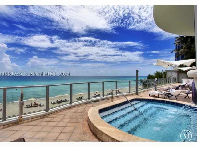2-bedroom condo for rent in Hollywood - 3101 S OCEAN DR 2003 - MondialRealty