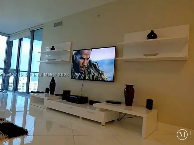 2-bedroom condo for rent in Hollywood - 3101 S OCEAN DR 2003 - MondialRealty